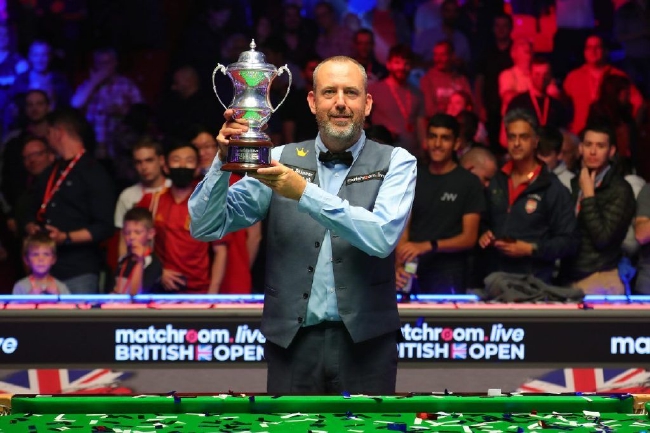 官方：利兹联签下莱斯特城后卫贾斯汀，转会费800万英镑