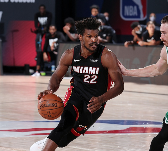 太阳报：英乙球迷朝对方门将扔椅子，被球队主帅严厉批评